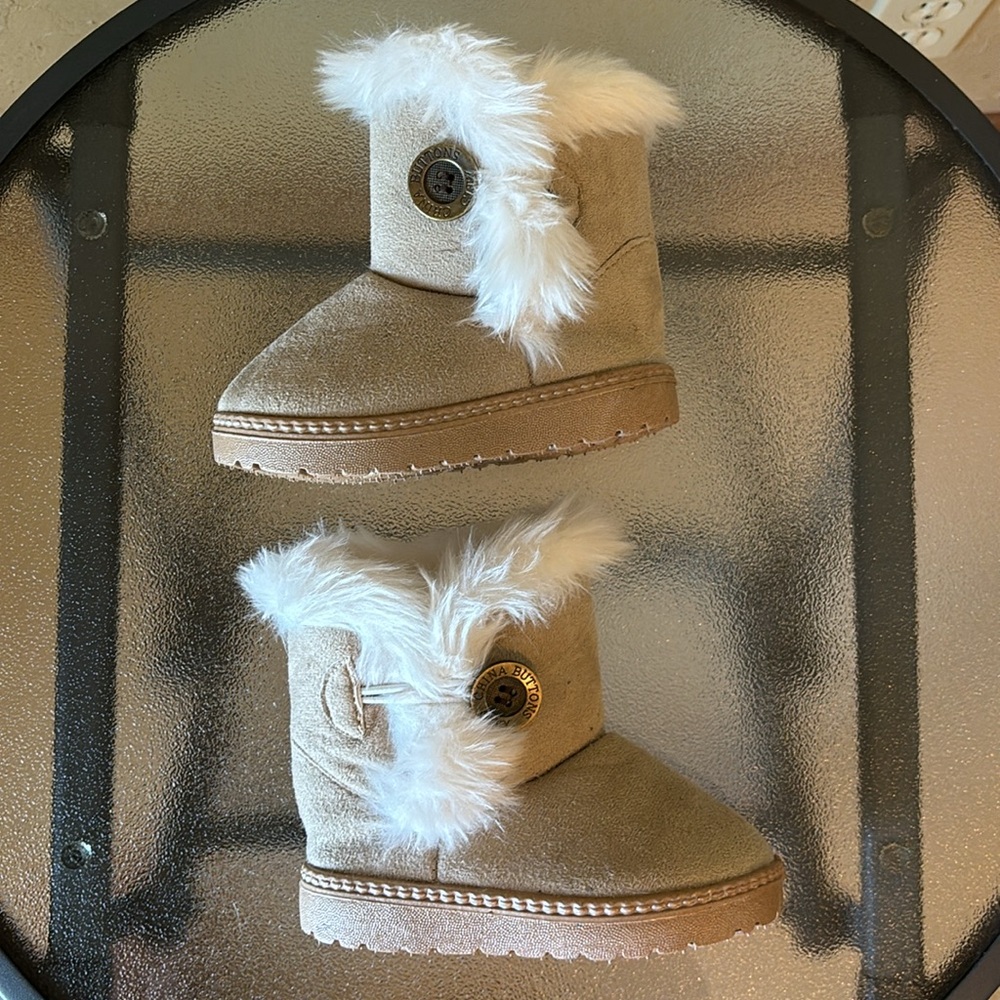 NWOT China Buttons City Toddler Winter Faux Fur Boots Size 25